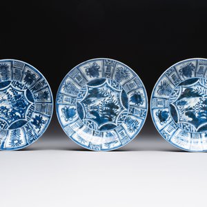 A Chinese blue and white dish and ten plates, Wanli/Kangxi — foto 6