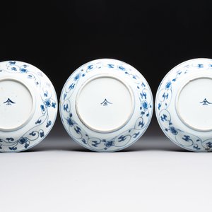 A Chinese blue and white dish and ten plates, Wanli/Kangxi — foto 7