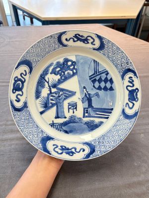 A Chinese blue and white dish and two Imari-style plates with figural design, Chenghua mark, Kangxi/Yongzheng — photo 1