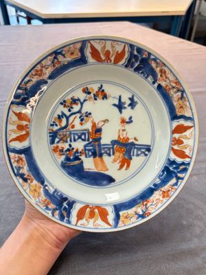 A Chinese blue and white dish and two Imari-style plates with figural design, Chenghua mark, Kangxi/Yongzheng — photo 5