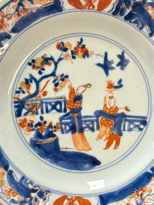 A Chinese blue and white dish and two Imari-style plates with figural design, Chenghua mark, Kangxi/Yongzheng — photo 6