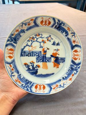 A Chinese blue and white dish and two Imari-style plates with figural design, Chenghua mark, Kangxi/Yongzheng — photo 8