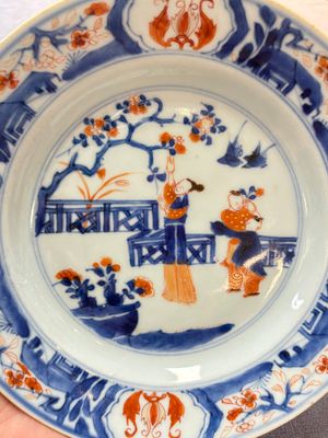 A Chinese blue and white dish and two Imari-style plates with figural design, Chenghua mark, Kangxi/Yongzheng — photo 9
