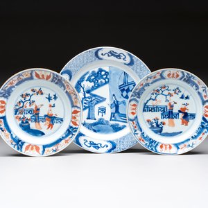 A Chinese blue and white dish and two Imari-style plates with figural design, Chenghua mark, Kangxi/Yongzheng — photo 1
