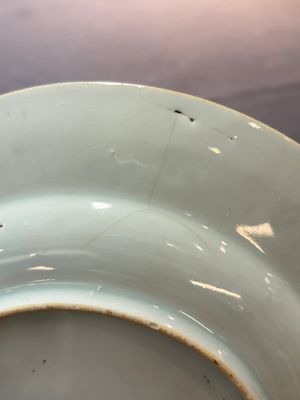 A Chinese blue and white dish and two Imari-style plates with figural design, Chenghua mark, Kangxi/Yongzheng — foto 11