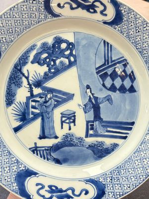A Chinese blue and white dish and two Imari-style plates with figural design, Chenghua mark, Kangxi/Yongzheng — foto 2