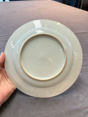 A Chinese blue and white dish and two Imari-style plates with figural design, Chenghua mark, Kangxi/Yongzheng — foto 7