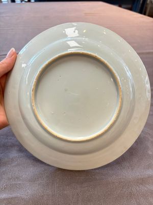 A Chinese blue and white dish and two Imari-style plates with figural design, Chenghua mark, Kangxi/Yongzheng — foto 10