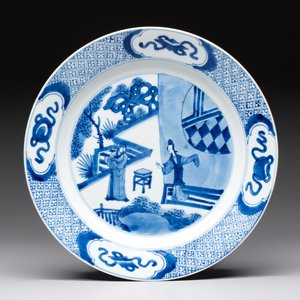 A Chinese blue and white dish and two Imari-style plates with figural design, Chenghua mark, Kangxi/Yongzheng — foto 2