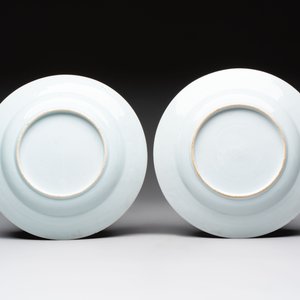A Chinese blue and white dish and two Imari-style plates with figural design, Chenghua mark, Kangxi/Yongzheng — foto 5