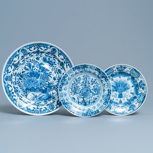 A Chinese blue and white dish and two plates after Dutch Delft examples, Kangxi/Qianlong — 照片 1
