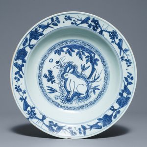 A Chinese blue and white dish with a hare, Jiajing — photo 1