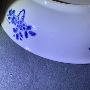 A Chinese blue and white dish with antiquities, Kangxi — 照片 4