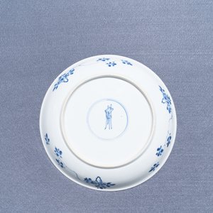 A Chinese blue and white dish with antiquities, Kangxi — 照片 6