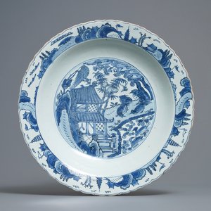 A Chinese blue and white dish with birds and squirrels, Jiajing — 照片 1