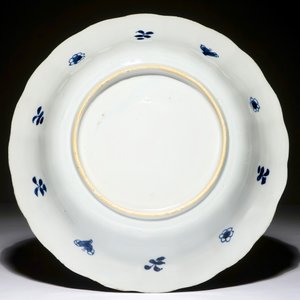 A Chinese blue and white dish with carps on the rim, Kangxi — 照片 2