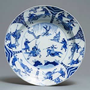 A Chinese blue and white dish with fighting warriors on horseback, Chenghua mark, Kangxi — 照片 1