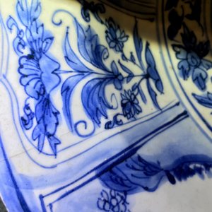 A Chinese blue and white dish with figures in a landscape, Transitional period — photo 4