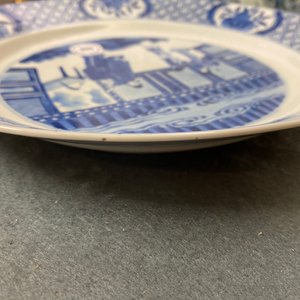 A Chinese blue and white dish with figures in an interior, Kangxi mark and of the period — photo 3