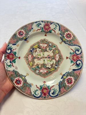 A Chinese blue and white dish with floral design and a famille rose 'HeHe Erxian' plate, Kangxi/Yongzheng — foto 1
