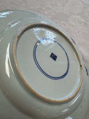A Chinese blue and white dish with floral design and a famille rose 'HeHe Erxian' plate, Kangxi/Yongzheng — foto 11