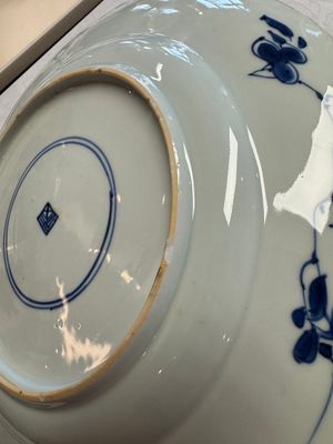 A Chinese blue and white dish with floral design and a famille rose 'HeHe Erxian' plate, Kangxi/Yongzheng — foto 12