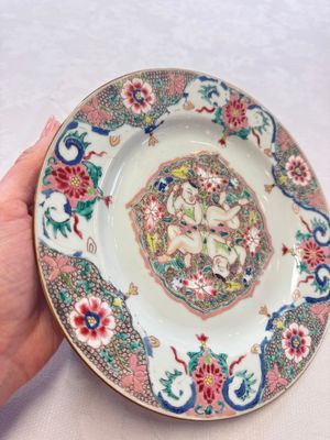 A Chinese blue and white dish with floral design and a famille rose 'HeHe Erxian' plate, Kangxi/Yongzheng — foto 2