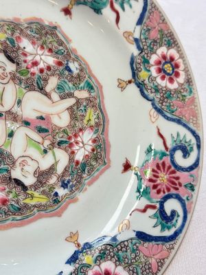 A Chinese blue and white dish with floral design and a famille rose 'HeHe Erxian' plate, Kangxi/Yongzheng — foto 3