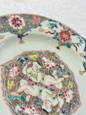 A Chinese blue and white dish with floral design and a famille rose 'HeHe Erxian' plate, Kangxi/Yongzheng — foto 4