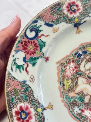 A Chinese blue and white dish with floral design and a famille rose 'HeHe Erxian' plate, Kangxi/Yongzheng — foto 5