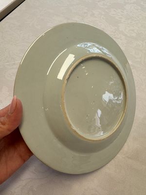 A Chinese blue and white dish with floral design and a famille rose 'HeHe Erxian' plate, Kangxi/Yongzheng — foto 6