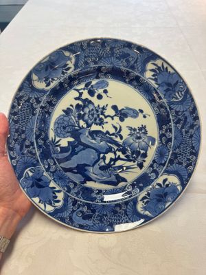 A Chinese blue and white dish with floral design and a famille rose 'HeHe Erxian' plate, Kangxi/Yongzheng — foto 7