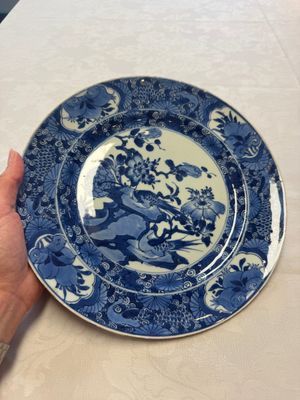A Chinese blue and white dish with floral design and a famille rose 'HeHe Erxian' plate, Kangxi/Yongzheng — foto 8