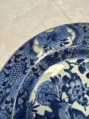 A Chinese blue and white dish with floral design and a famille rose 'HeHe Erxian' plate, Kangxi/Yongzheng — foto 9