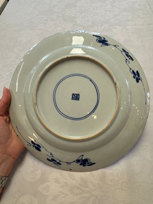 A Chinese blue and white dish with floral design and a famille rose 'HeHe Erxian' plate, Kangxi/Yongzheng — foto 10