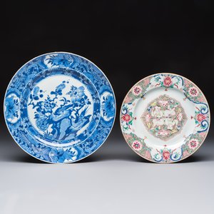 A Chinese blue and white dish with floral design and a famille rose 'HeHe Erxian' plate, Kangxi/Yongzheng — foto 1