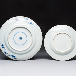A Chinese blue and white dish with floral design and a famille rose 'HeHe Erxian' plate, Kangxi/Yongzheng — foto 2