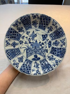 A Chinese blue and white dish with floral design, artemisia leaf mark, Kangxi — foto 1