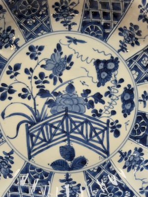 A Chinese blue and white dish with floral design, artemisia leaf mark, Kangxi — foto 2