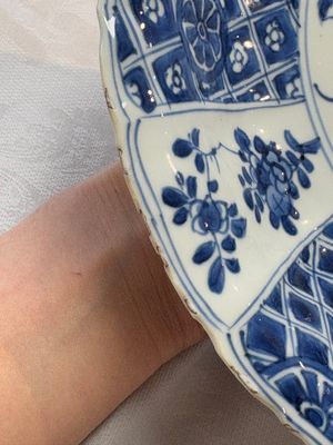 A Chinese blue and white dish with floral design, artemisia leaf mark, Kangxi — foto 3