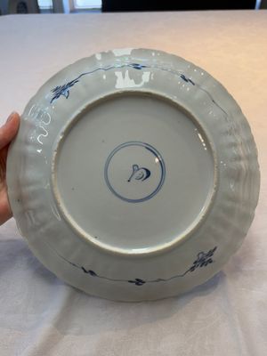 A Chinese blue and white dish with floral design, artemisia leaf mark, Kangxi — foto 4