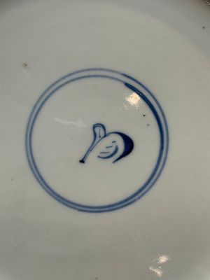 A Chinese blue and white dish with floral design, artemisia leaf mark, Kangxi — foto 5