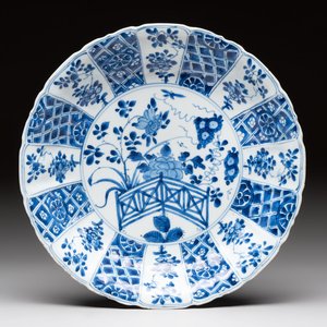 A Chinese blue and white dish with floral design, artemisia leaf mark, Kangxi — foto 1