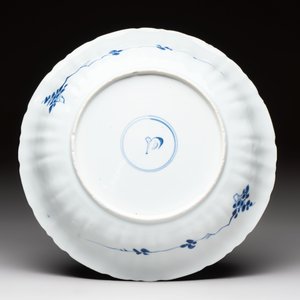 A Chinese blue and white dish with floral design, artemisia leaf mark, Kangxi — foto 2