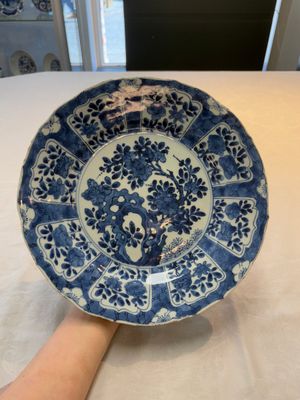 A Chinese blue and white dish with floral design, artemisia leaf mark, Kangxi — photo 1