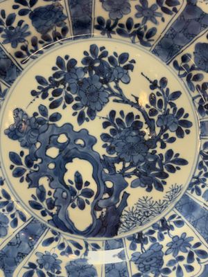 A Chinese blue and white dish with floral design, artemisia leaf mark, Kangxi — photo 2