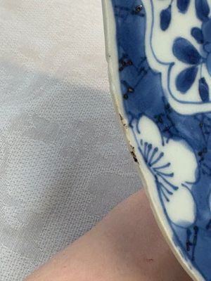 A Chinese blue and white dish with floral design, artemisia leaf mark, Kangxi — photo 3