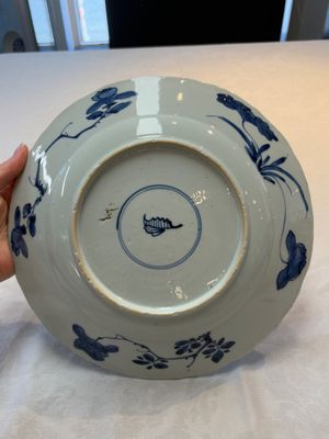 A Chinese blue and white dish with floral design, artemisia leaf mark, Kangxi — photo 5