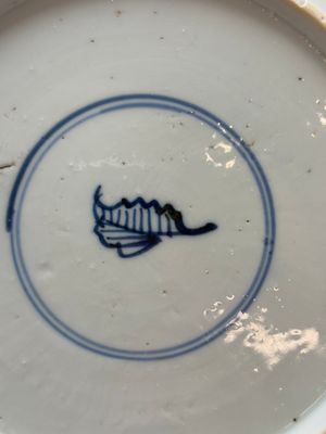 A Chinese blue and white dish with floral design, artemisia leaf mark, Kangxi — photo 6