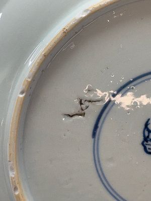 A Chinese blue and white dish with floral design, artemisia leaf mark, Kangxi — photo 7